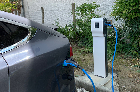 Installation d'une borne de recharge VE Hager à Pau - Hélios Béarn